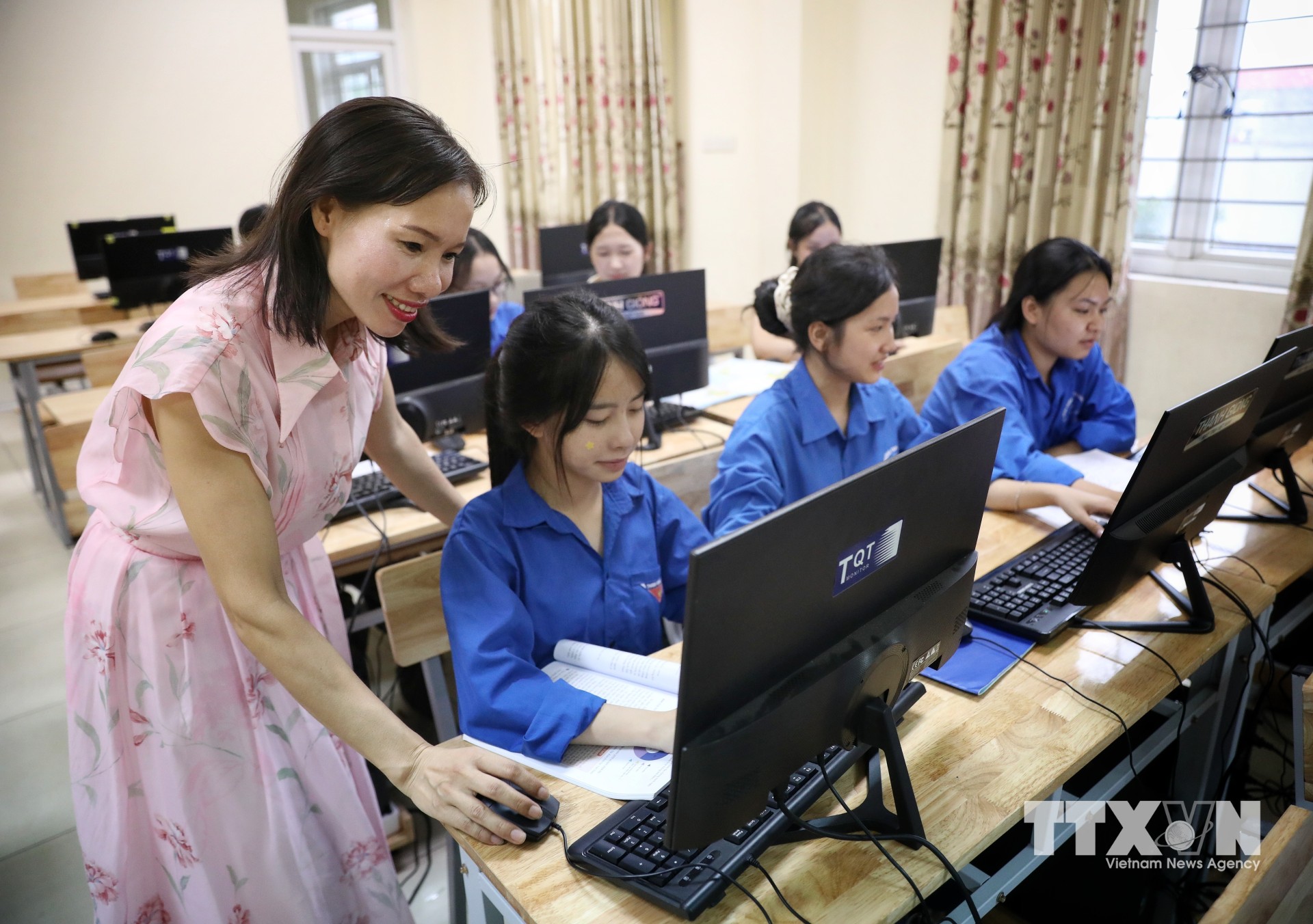 Cô Ngụy Thị Hòa, giáo viên môn Địa lý Trường THPT Yên Dũng 1, hướng dẫn đội tuyển thi Địa lý, ứng dụng công nghệ trong học tập. (Ảnh: Danh Lam/TTXVN)